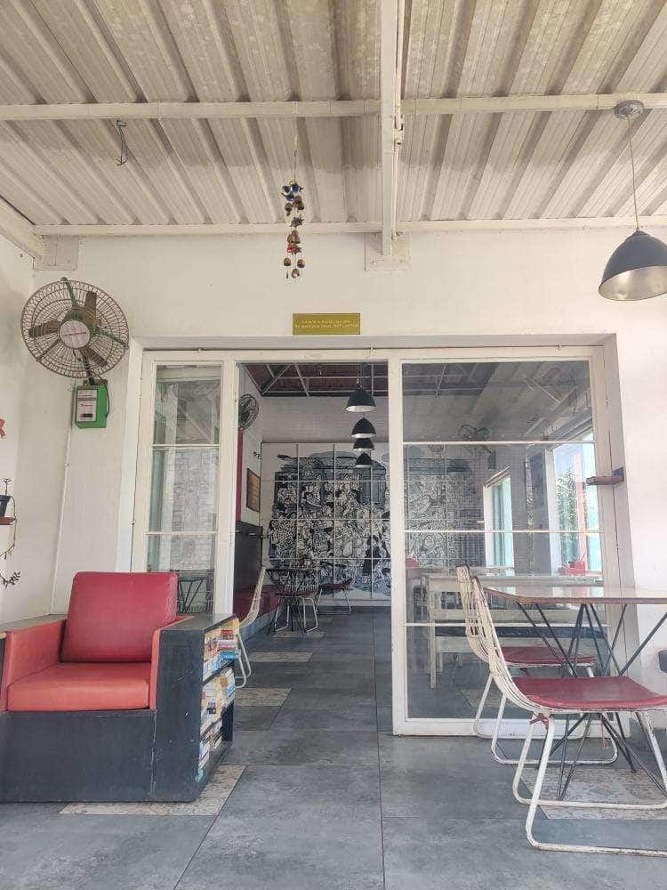 The entrance area with a red sofa